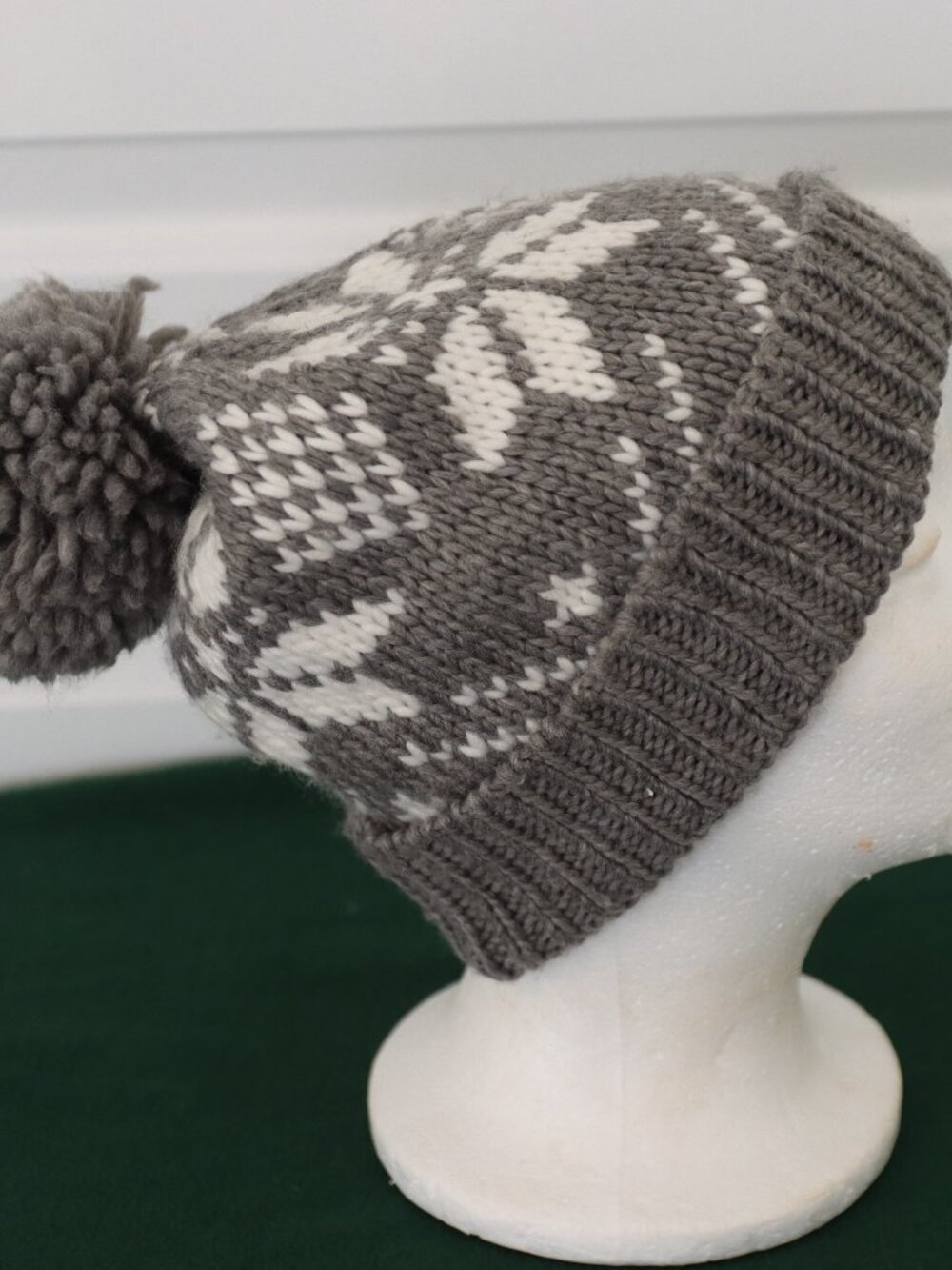 American Eagle Outfitters Grey/White Knit Winter Pom-Pom Beanie Nordic Snowflake